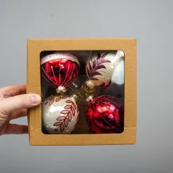 Bungalow julekugler i æske Ø8. Seraphim Ruby. Pk med 4 stk.