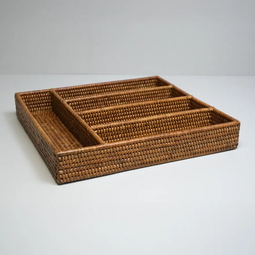Charmille Bestikbakke i Rattan. Honey