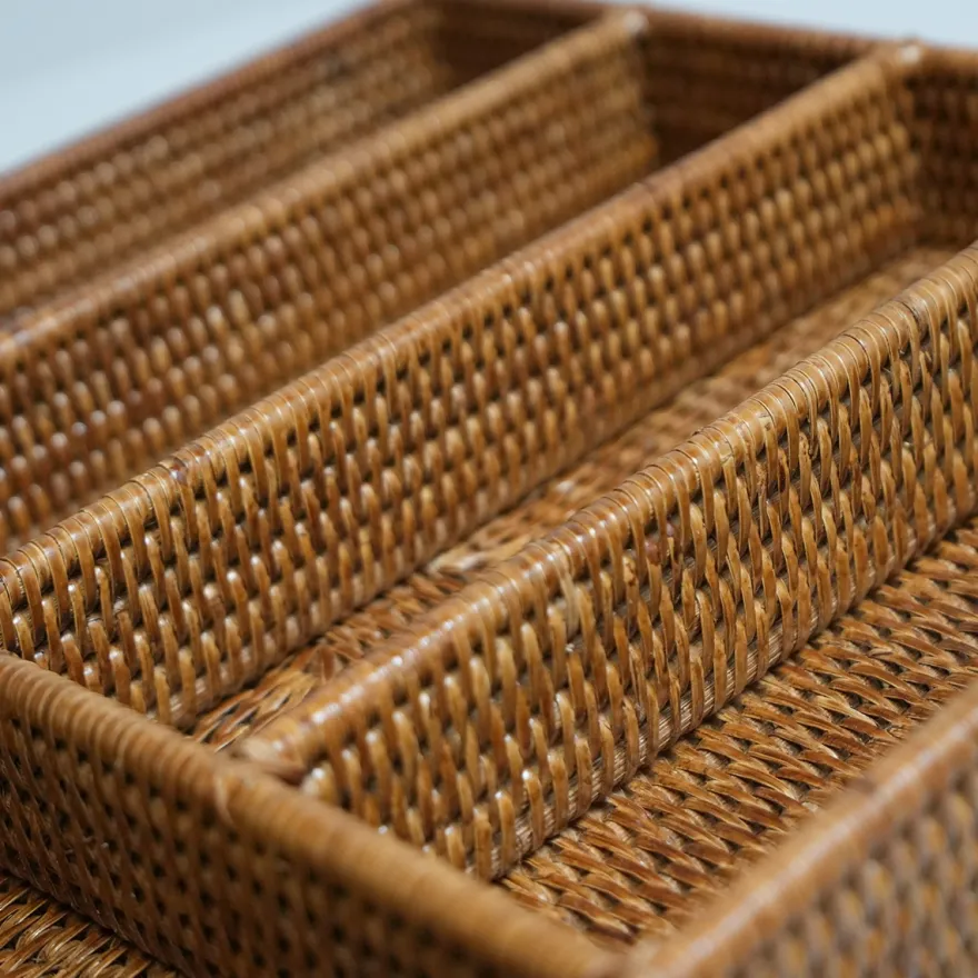 Charmille Bestikbakke i Rattan. Honey