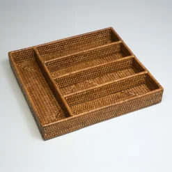 Charmille Bestikbakke i Rattan. Honey