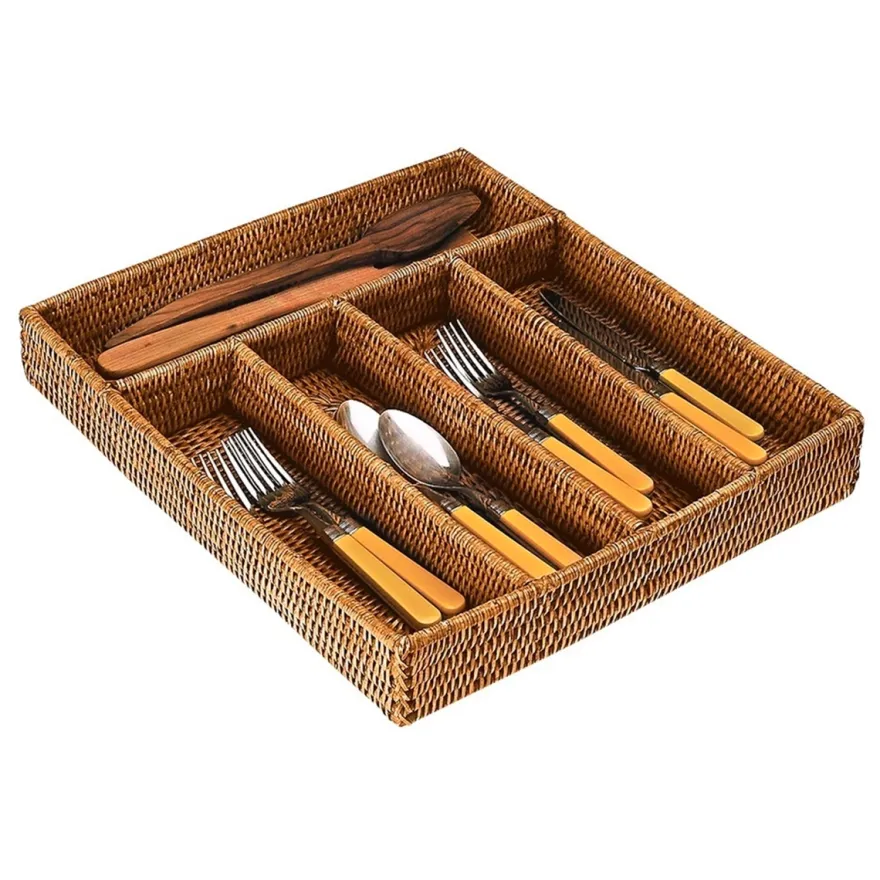Charmille Bestikbakke i Rattan. Honey