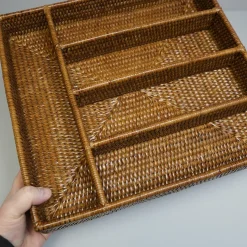 Charmille Bestikbakke i Rattan. Honey