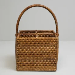 Charmille Firkantet Bestikholder med 4 rum i Rattan. Honey