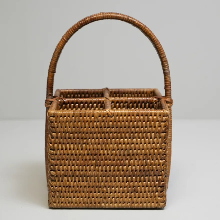 Charmille Firkantet Bestikholder med 4 rum i Rattan. Honey