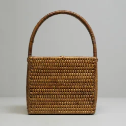 Charmille Firkantet Bestikholder med 4 rum i Rattan. Honey
