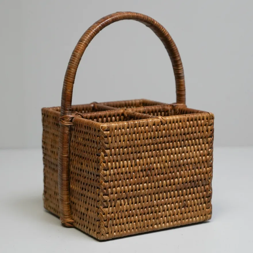 Charmille Firkantet Bestikholder med 4 rum i Rattan. Honey