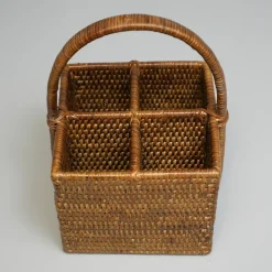 Charmille Firkantet Bestikholder med 4 rum i Rattan. Honey