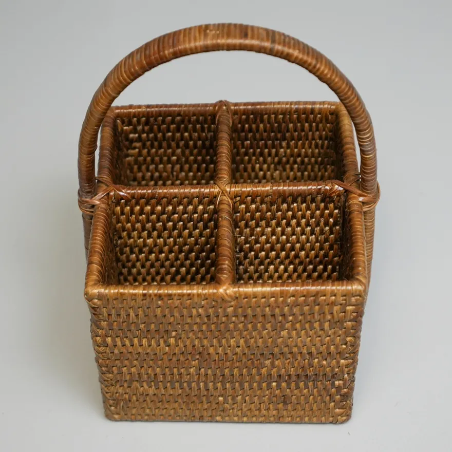 Charmille Firkantet Bestikholder med 4 rum i Rattan. Honey