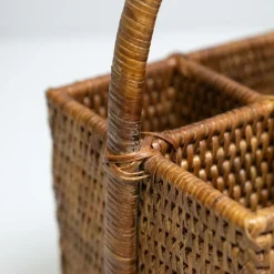 Charmille Firkantet Bestikholder med 4 rum i Rattan. Honey