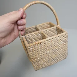 Charmille Firkantet Bestikholder med 4 rum i Rattan. Hvid