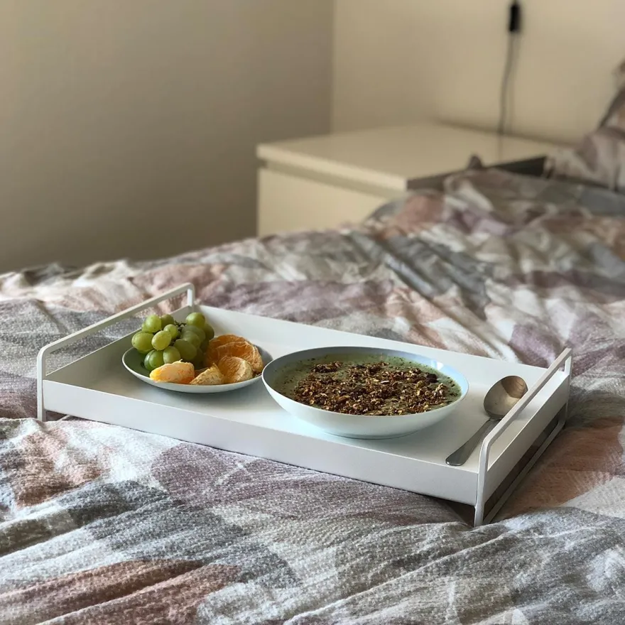 Como bakke i metal - Trico Tray med håndtag - HVID