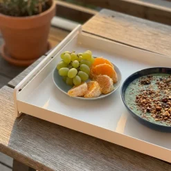 Como bakke i metal - Trico Tray med håndtag - HVID