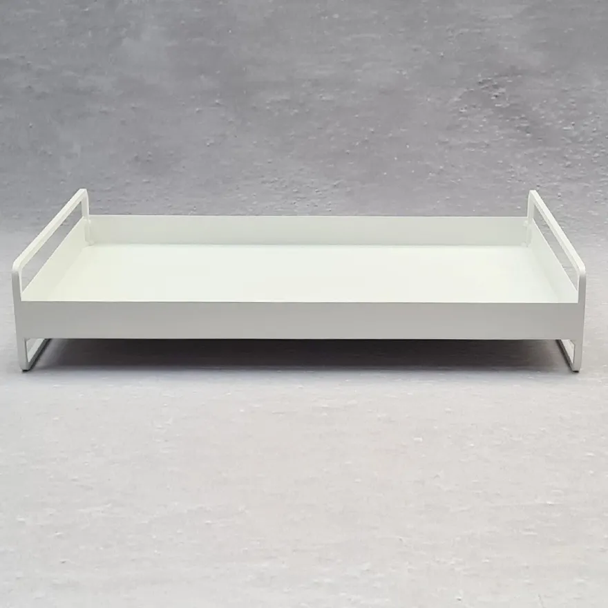 Como bakke i metal - Trico Tray med håndtag - HVID