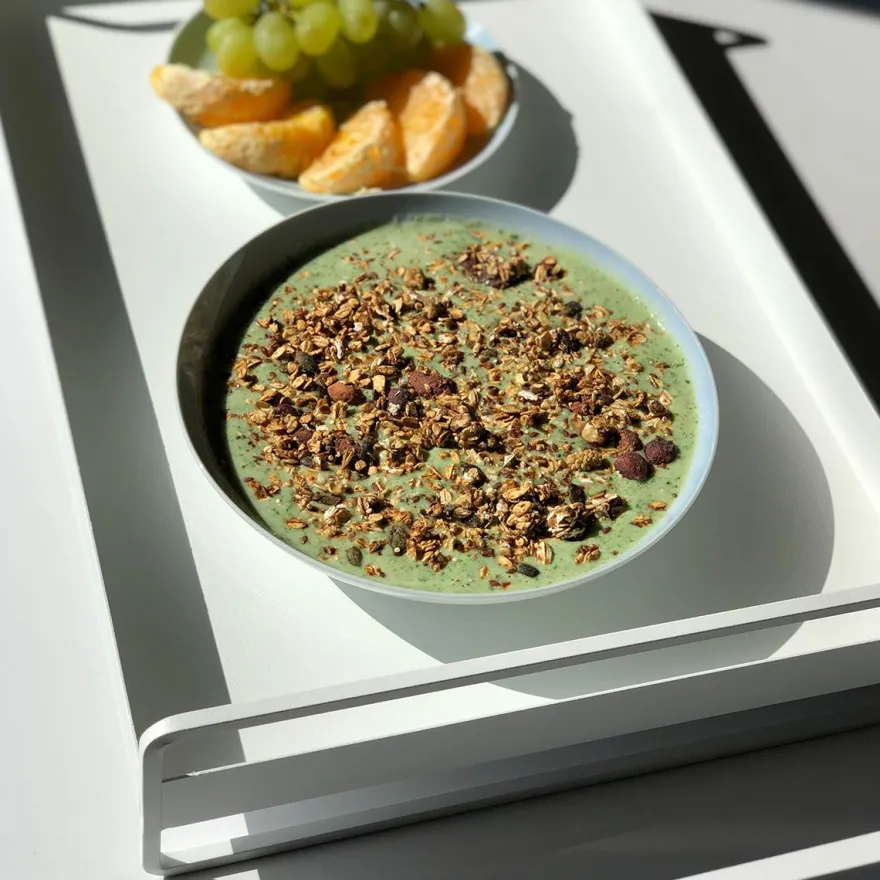 Como bakke i metal - Trico Tray med håndtag - HVID