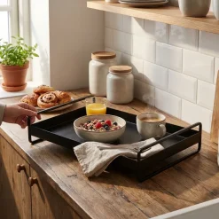 Como bakke i metal - Trico Tray med håndtag - SORT
