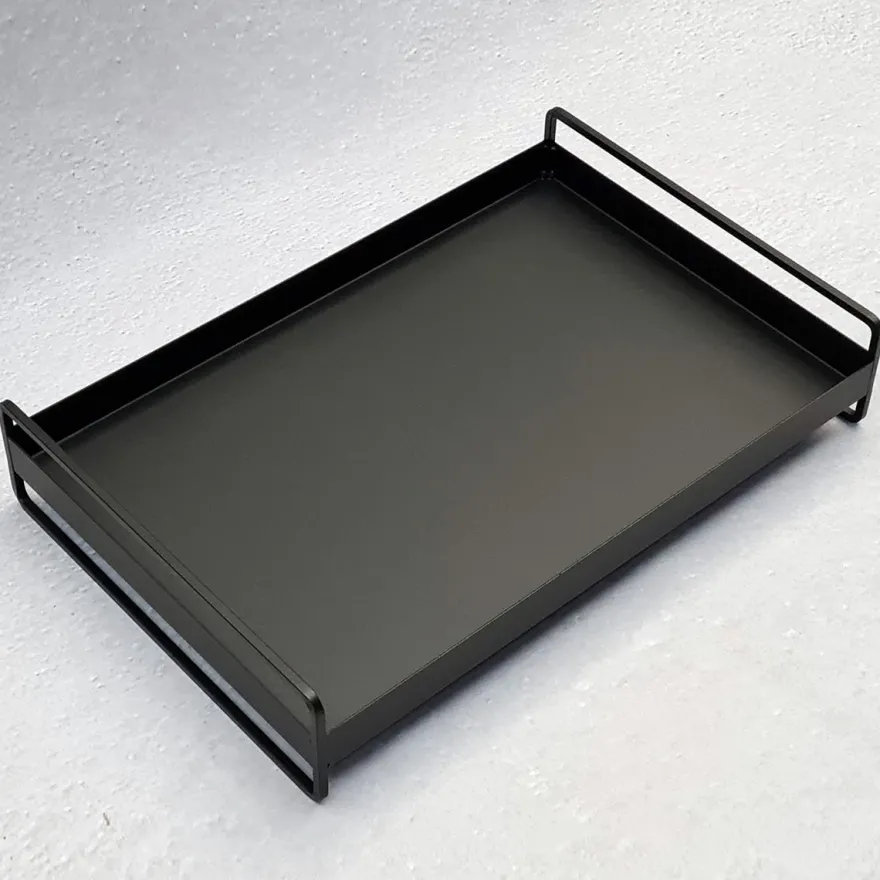 Como bakke i metal - Trico Tray med håndtag - SORT