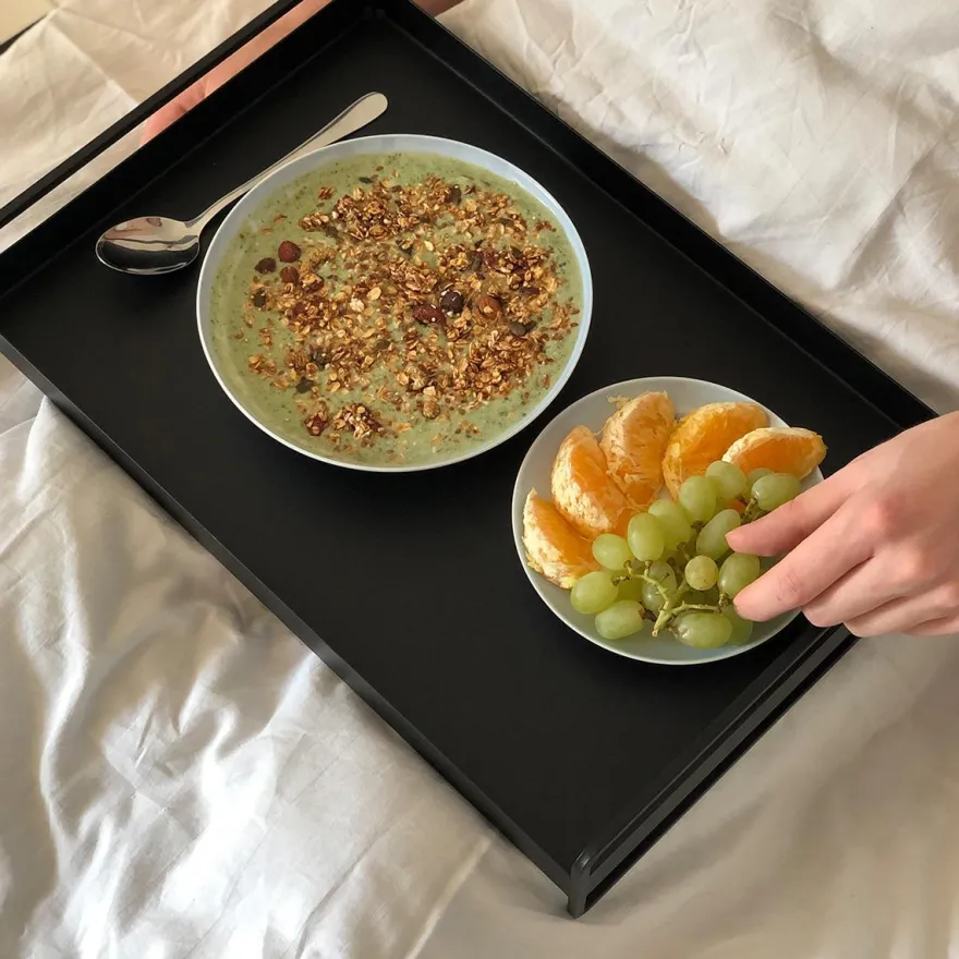 Como bakke i metal - Trico Tray med håndtag - SORT