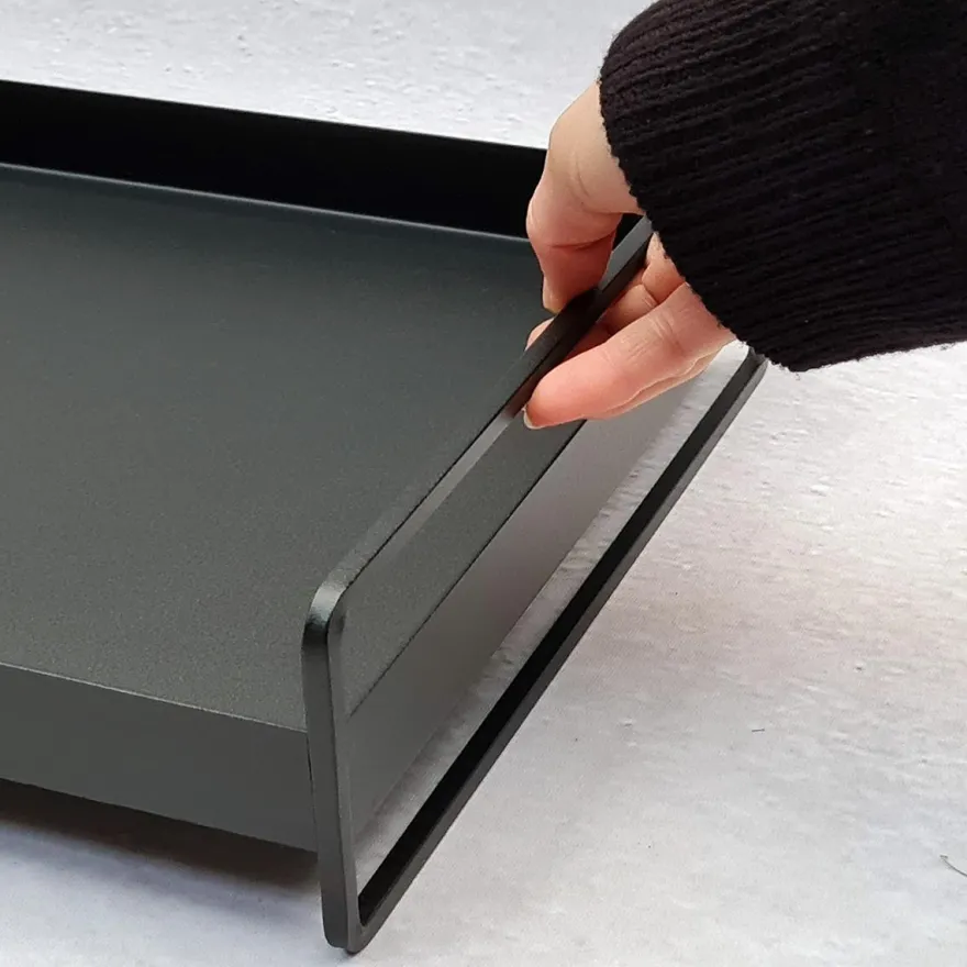 Como bakke i metal - Trico Tray med håndtag - SORT