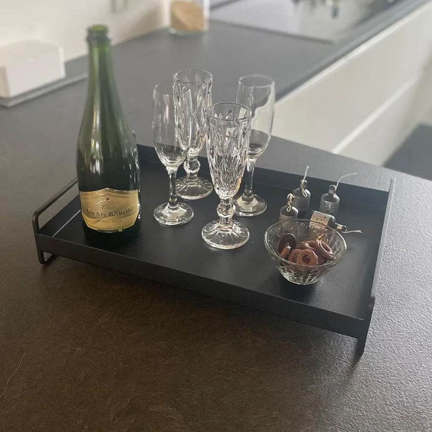 Como bakke i metal - Trico Tray med håndtag - SORT