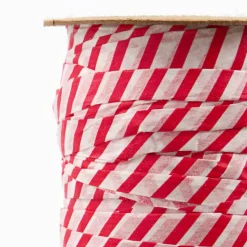House Doctor gavebånd i papir - Candy Stripes 1cm - Hvid/Rød