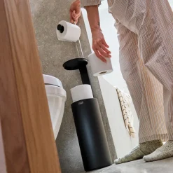 Joseph Joseph Toiletrulleholder til extra toiletruller, Sort