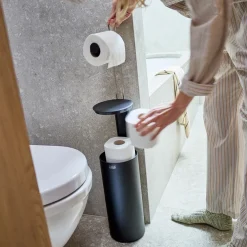 Joseph Joseph Toiletrulleholder til extra toiletruller, Sort