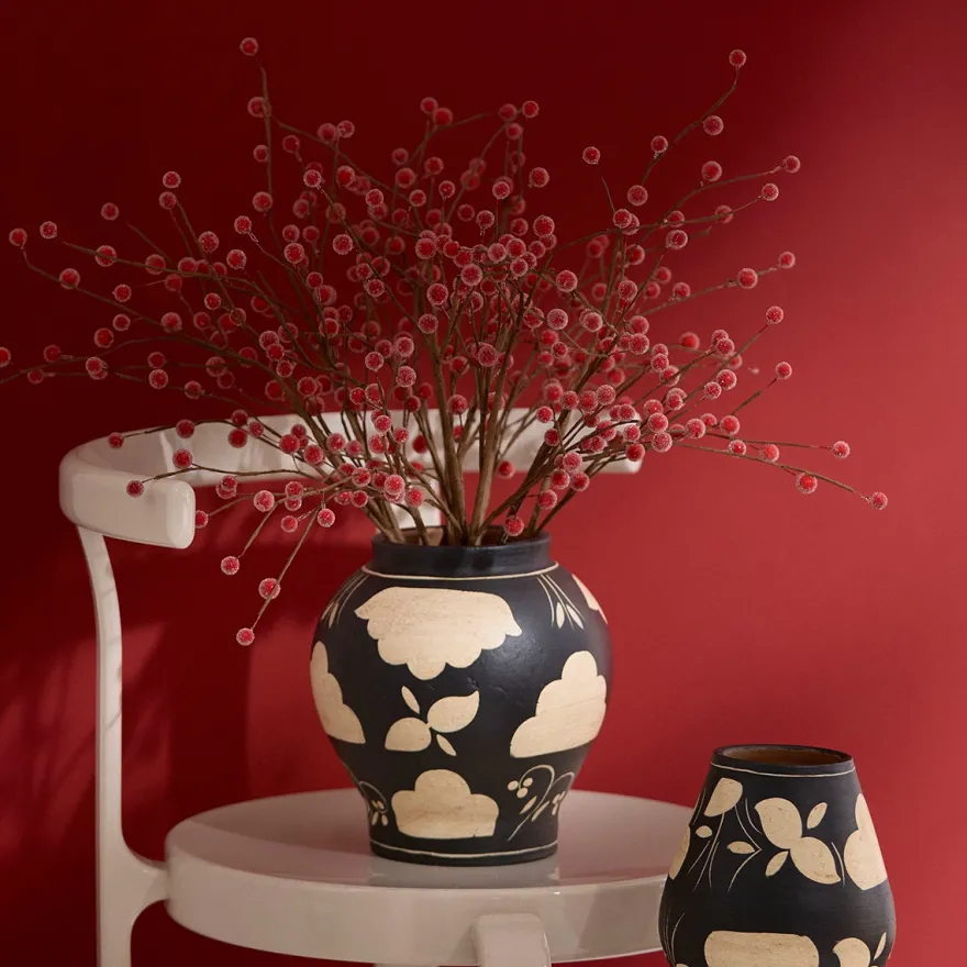 Kunstig blomst fra Bungalow - Ilix Berry Branch - Frostet Scarlett