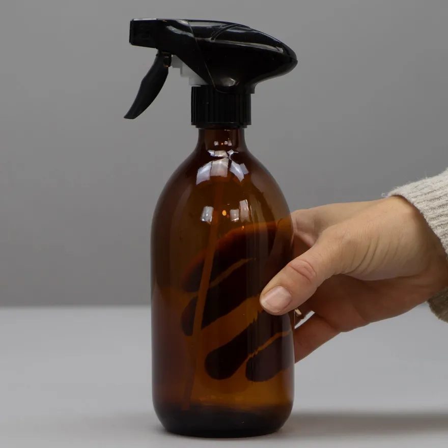 Little Pots Ravfarvet glasflaske med spray - Sort 500 ml.