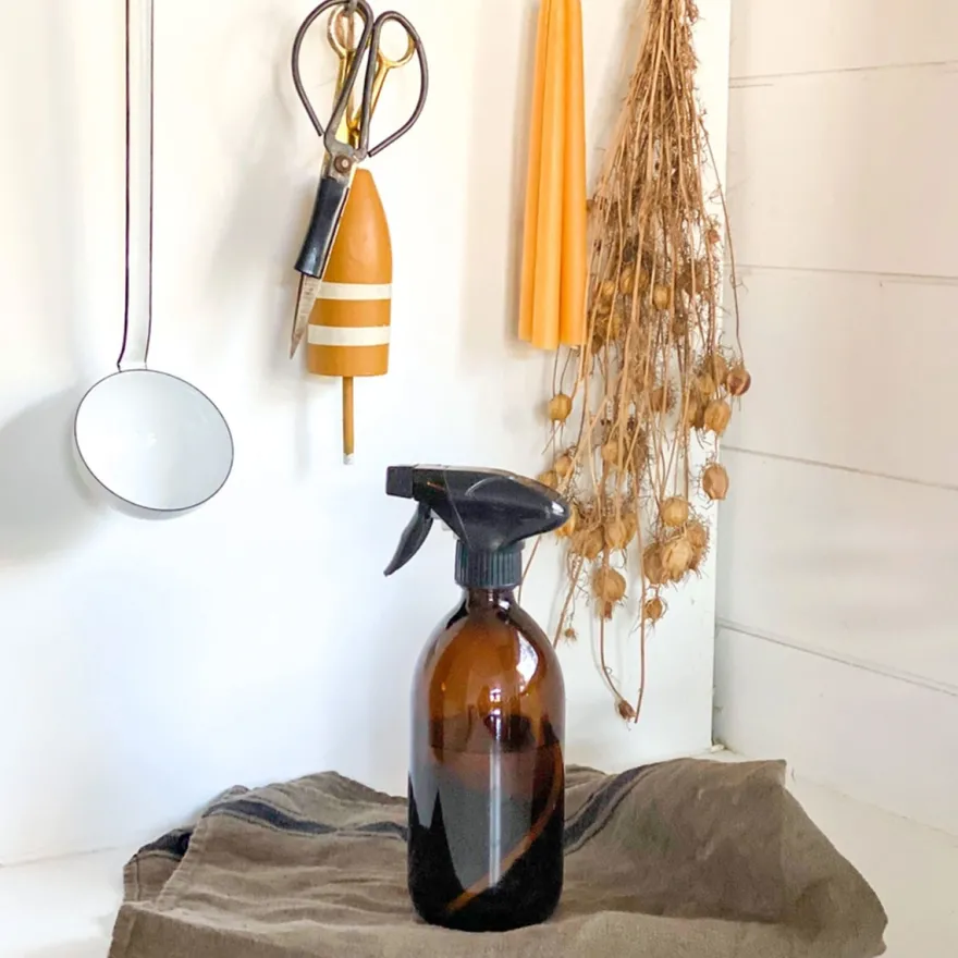 Little Pots Ravfarvet glasflaske med spray - Sort 500 ml.