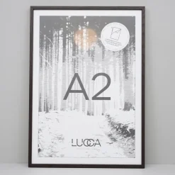 Lucca Træramme til A2 plakater - Mørkolieret Egetræ