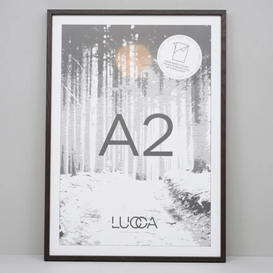 Lucca Træramme til A2 plakater - Mørkolieret Egetræ