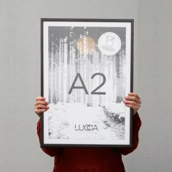 Lucca Træramme til A2 plakater - Mørkolieret Egetræ