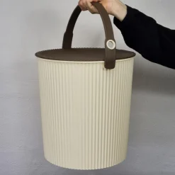 Omnioutil Plastikspand - Ivory med brunt låg 20 liter
