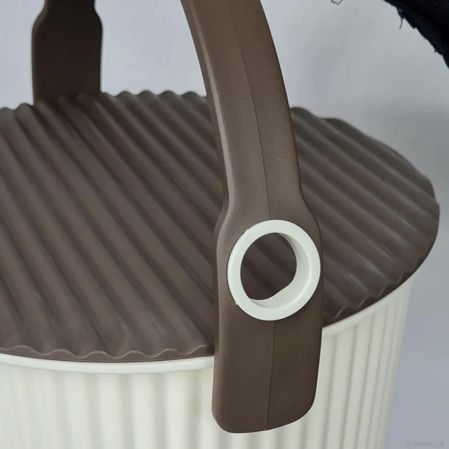 Omnioutil Plastikspand - Ivory med brunt låg. Mini 4 liter