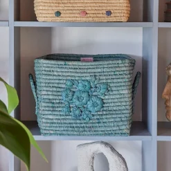 RICE Raffia kurv med hank - BLUE EMBROIDERY