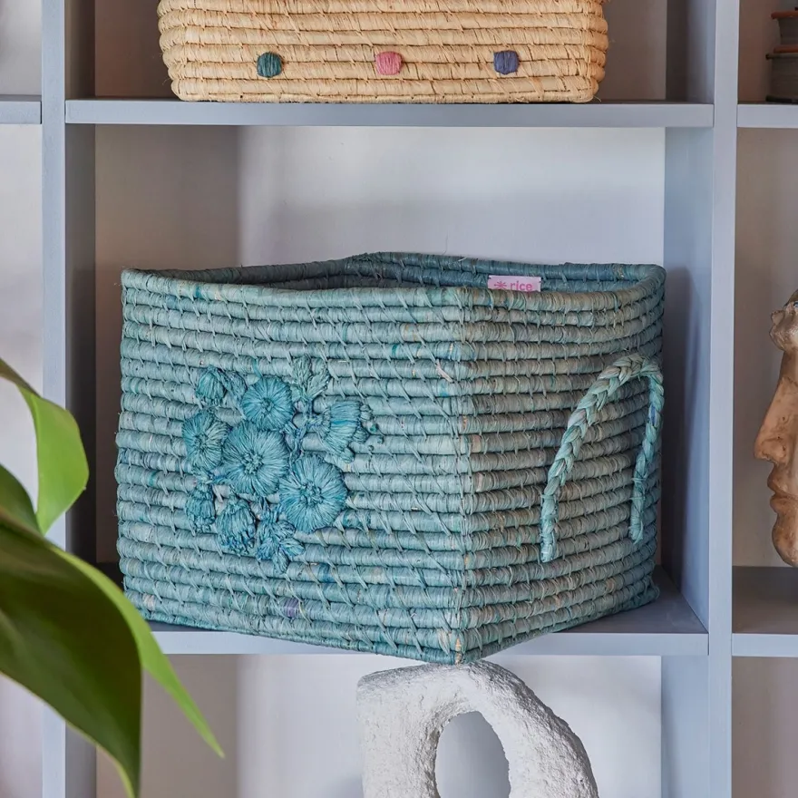 RICE Raffia kurv med hank - BLUE EMBROIDERY
