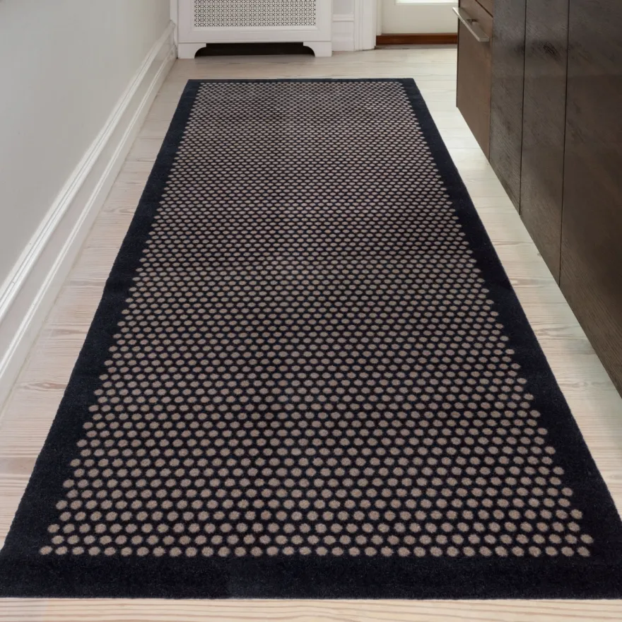 Tica Smudsmåtte - 100x300 cm. Dot Sort/Sand