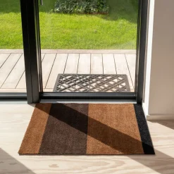 Tica Smudsmåtte - 60x90 cm. Stripes - Cognac/Mørkebrun/Sort