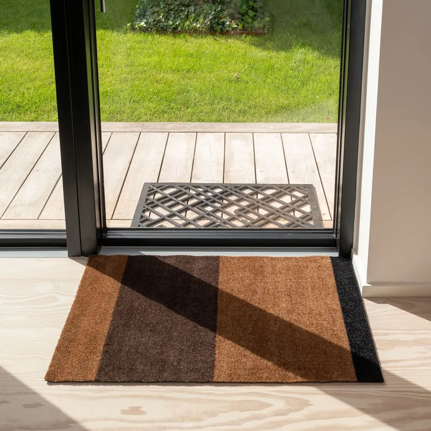 Tica Smudsmåtte - 60x90 cm. Stripes - Cognac/Mørkebrun/Sort