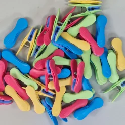 Tøjklemmer - Blandede farver. Pakke med 100 stk