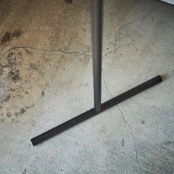 Tøjstativ fra Yamazaki i metal og bambus - Hjørnemodel - SORT