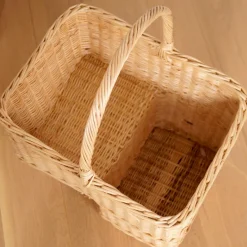 Trappekurv i Rattan