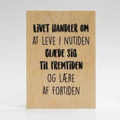 Treviso Design træskilt - At leve i nutiden