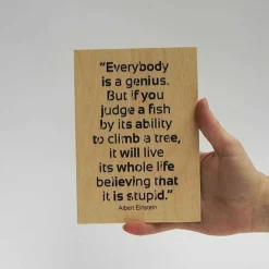 Treviso Design træskilt - Everybody is a genius
