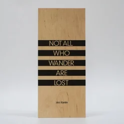 Treviso Design træskilt - Not all who wander