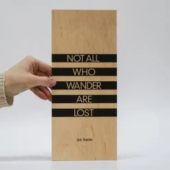 Treviso Design træskilt - Not all who wander